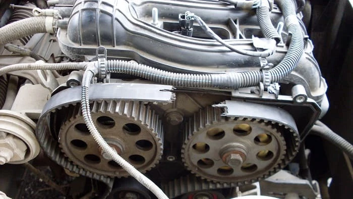 Elszakadt vezérműszíj — a motor szelepei és dugattyúi súlyos kárt szenvedhetnek